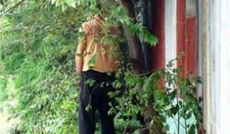 Kinh hoàng người đàn ông chết lủng lẳng trên cây